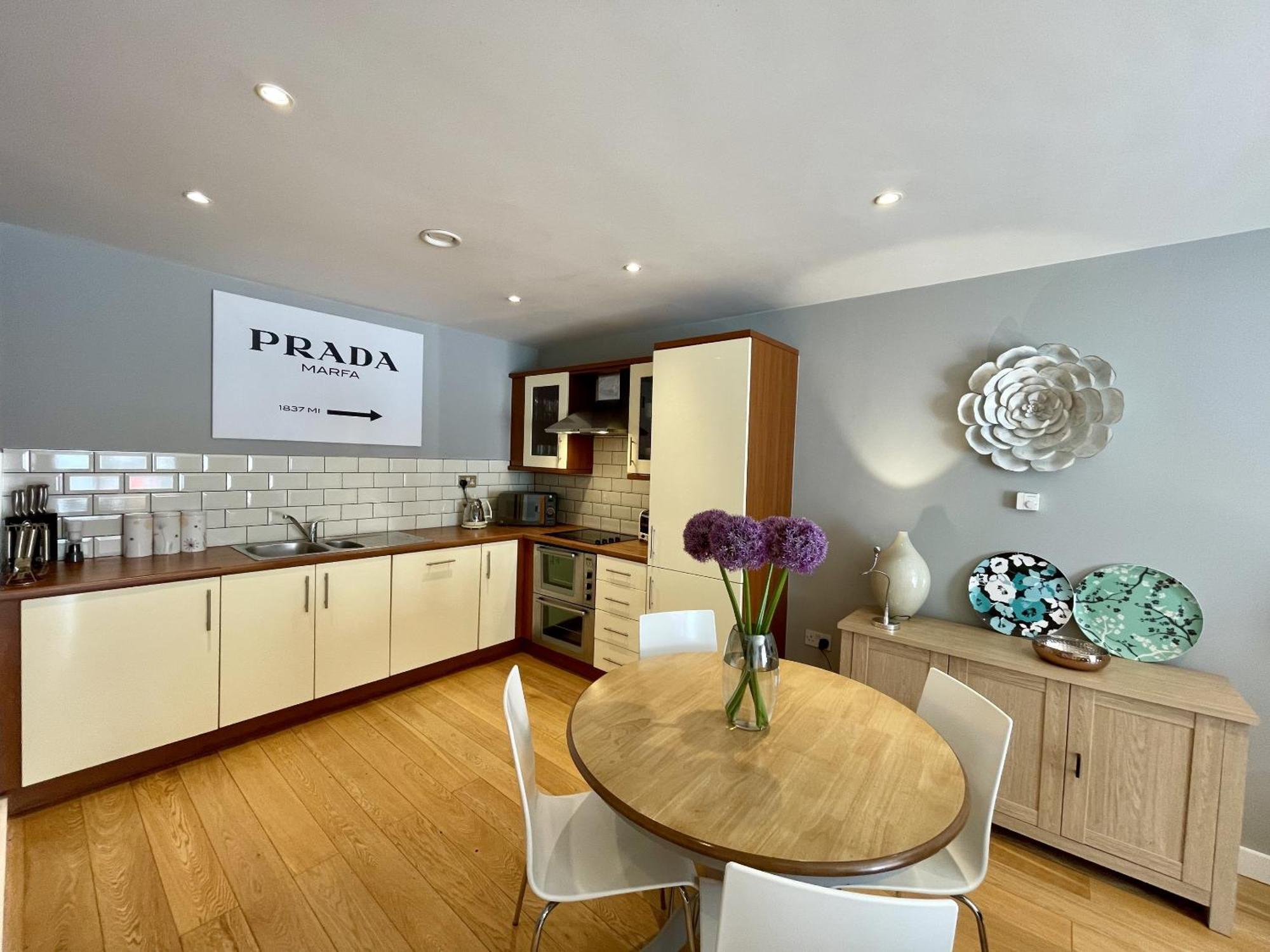 Stunning 2-Bed Town Centre Apartment - Hosted By Hutch Lifestyle Leamington Spa Εξωτερικό φωτογραφία